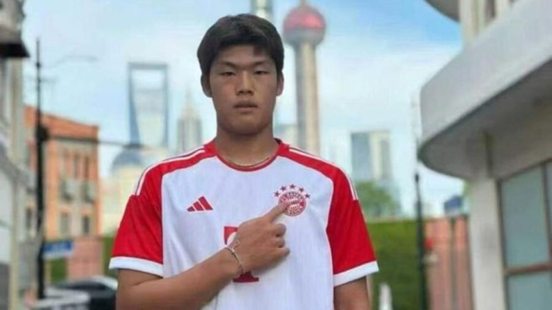 Guo com a camisa do Bayern de Munique