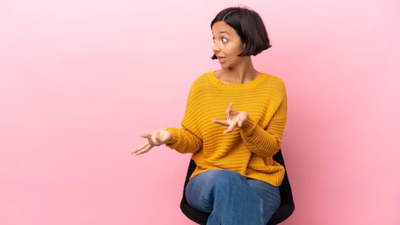 Pessoa com mãos levantadas e falando 