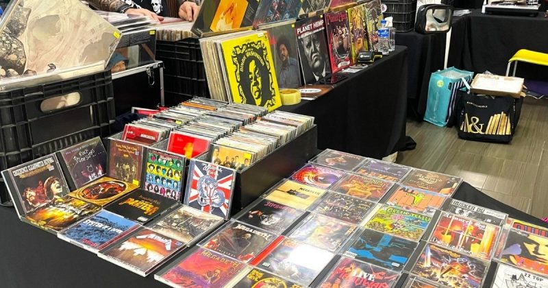 Feira de Vinil com vários discos, entre eles Planet Hemp