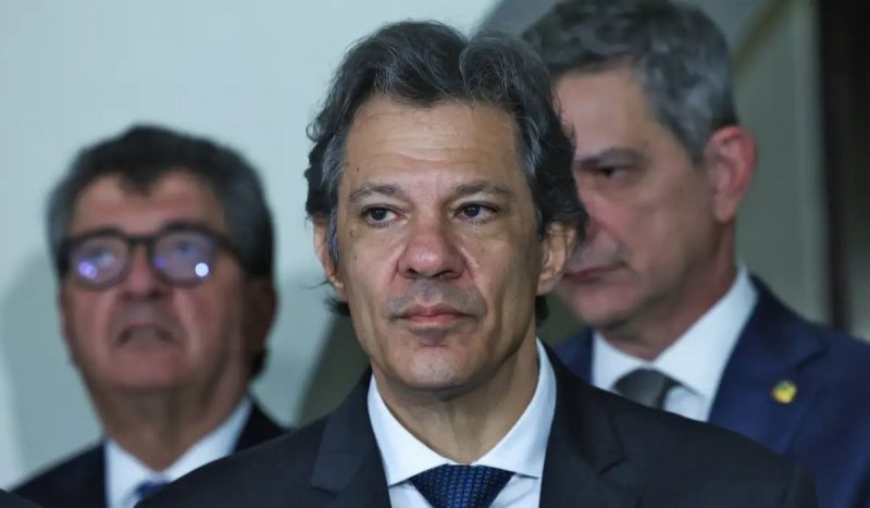 foto mostra Fernando Haddad sério enquanto fala sobre impacto fiscal da isenção do IR