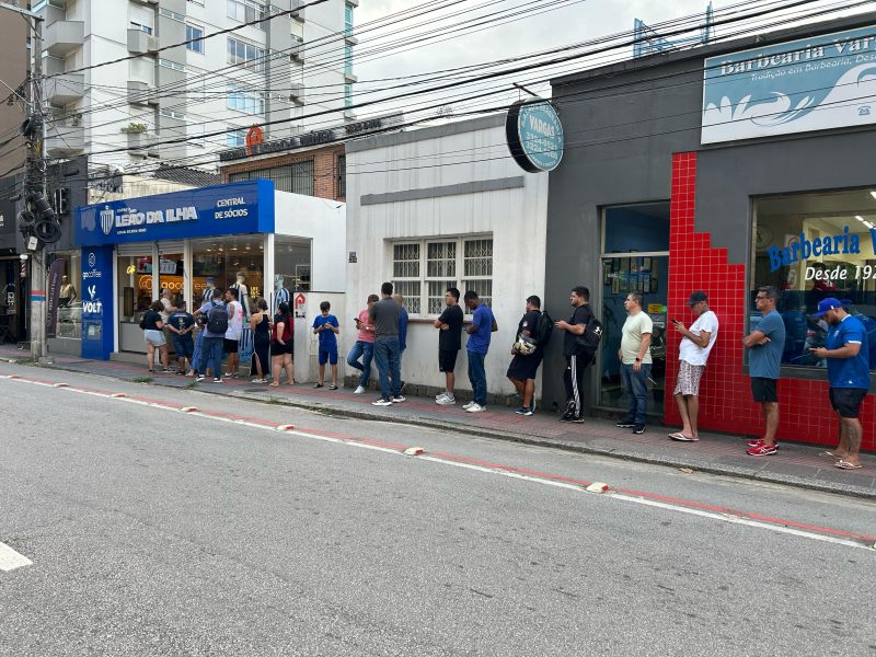 Torcedores do Avaí fazem fila na loja do clube na busca por ingressos