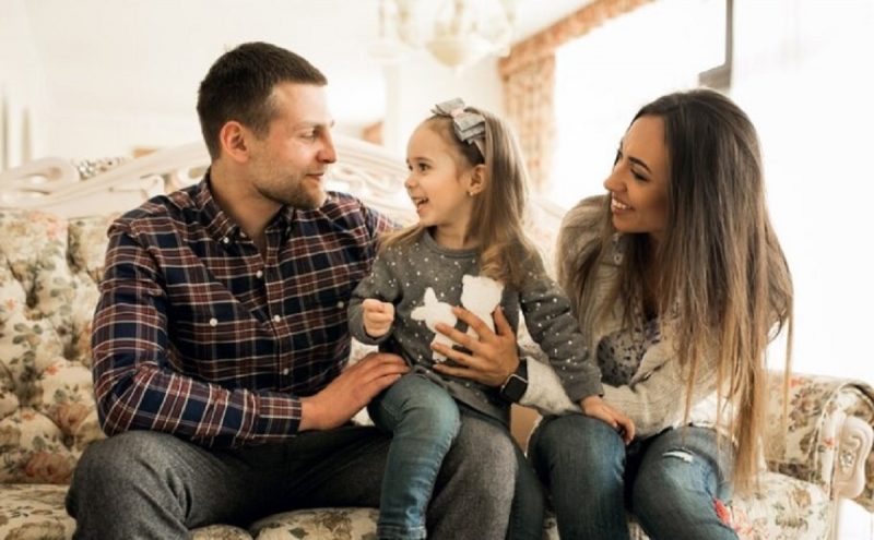 na foto filha aparece olhando para o pai com respeito e admiração