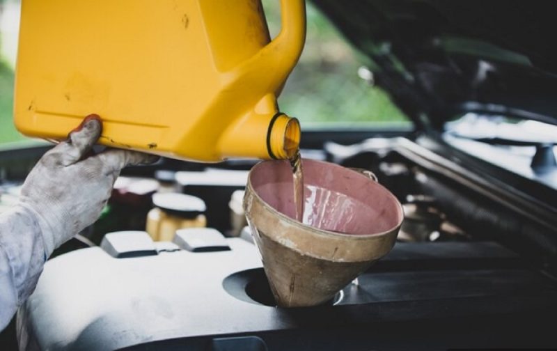 na foto aparece o fluido de transmissão automática sendo trocado em uma troca de óleo