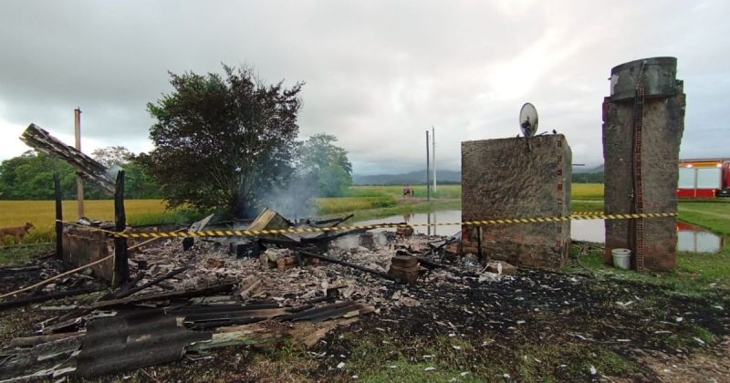 Casa destruída após homem colocar fogo e furtar motosserra