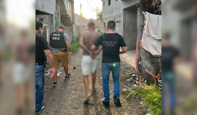 Foragido do Pará sendo preso em rua de terra com três agentes da polícia civil