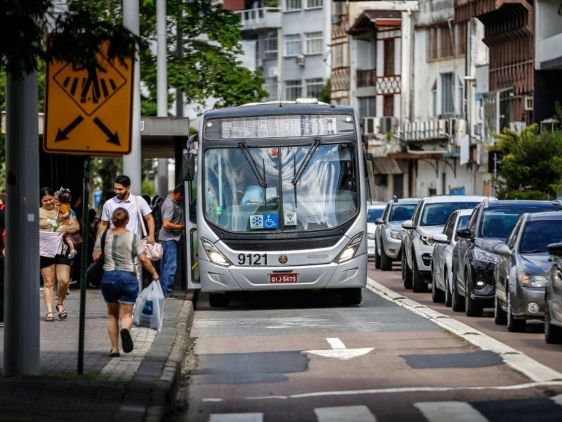 A imagem mostra um ônibus do transporte coletivo em Blumenau