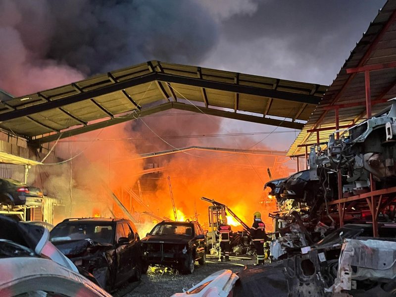 A imagem mostra o incêndio em galpão em Itajaí