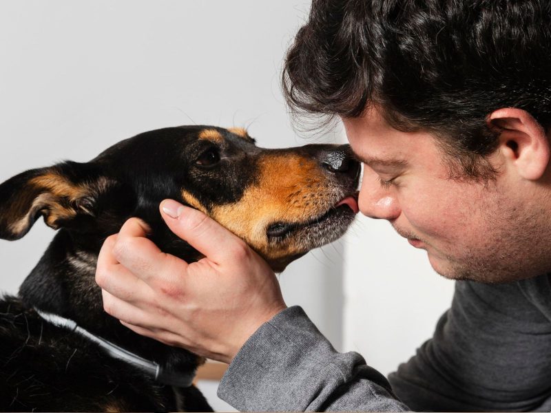 A imagem mostra o dono com um cachorro com cheiro de carniça