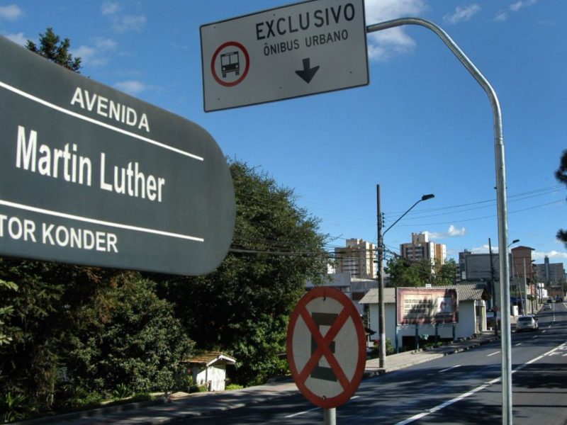 A imagem mostra o corredor da Avenida Martin Luther em Blumenau