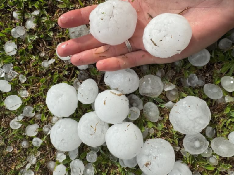 A imagem mostra as pedras de "granizo gigante" que caíram e Atalanta, no Alto Vale do Itajaí