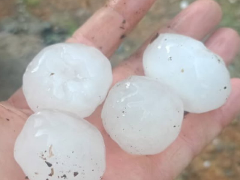 A imagem mostra as pedras de granizo gigante que caíram durante uma tempestade em Atalanta