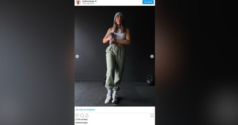 personal fazendo exercícios abdominais 