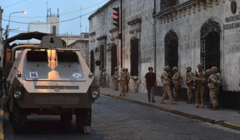 onda de assassinatos no peru, foto mostra exército na rua