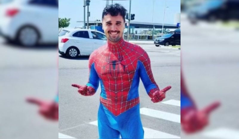 'Homem-Aranha' que matou vendedora no ES foi identificado como Wenderson Rodrigues de Souza. Na imagem, ele aparece fantasiado