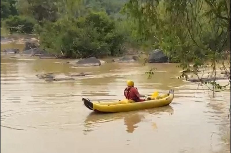 Bombeiro durante buscas por homem desaparecido em Ibirama 