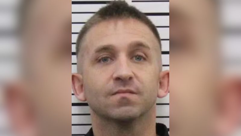 Homem explode casa e solta píton Imagem de homem preso