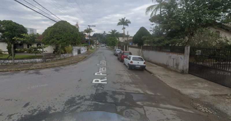 Rua onde homem com ferimentos no rosto foi encontrado morto dentro de casa em Joinville (SC)