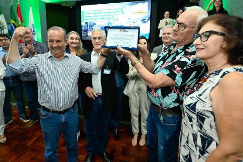 Valdecir Bagnara, de 72 anos recebeu das mãos do governador uma placa de reconhecimento 