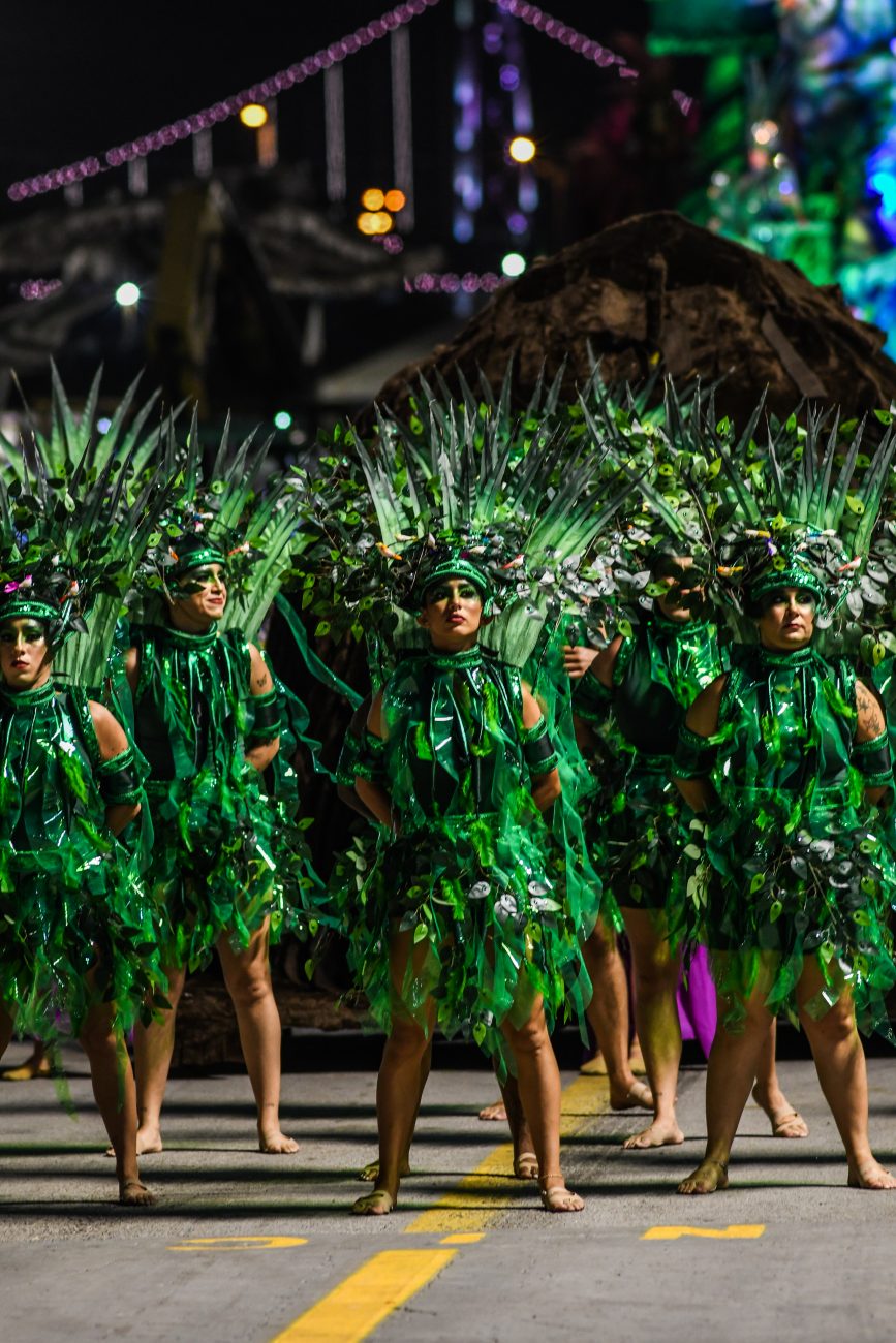 Oxóssi, orixá tema da escola de samba é conhecido em iorubá 