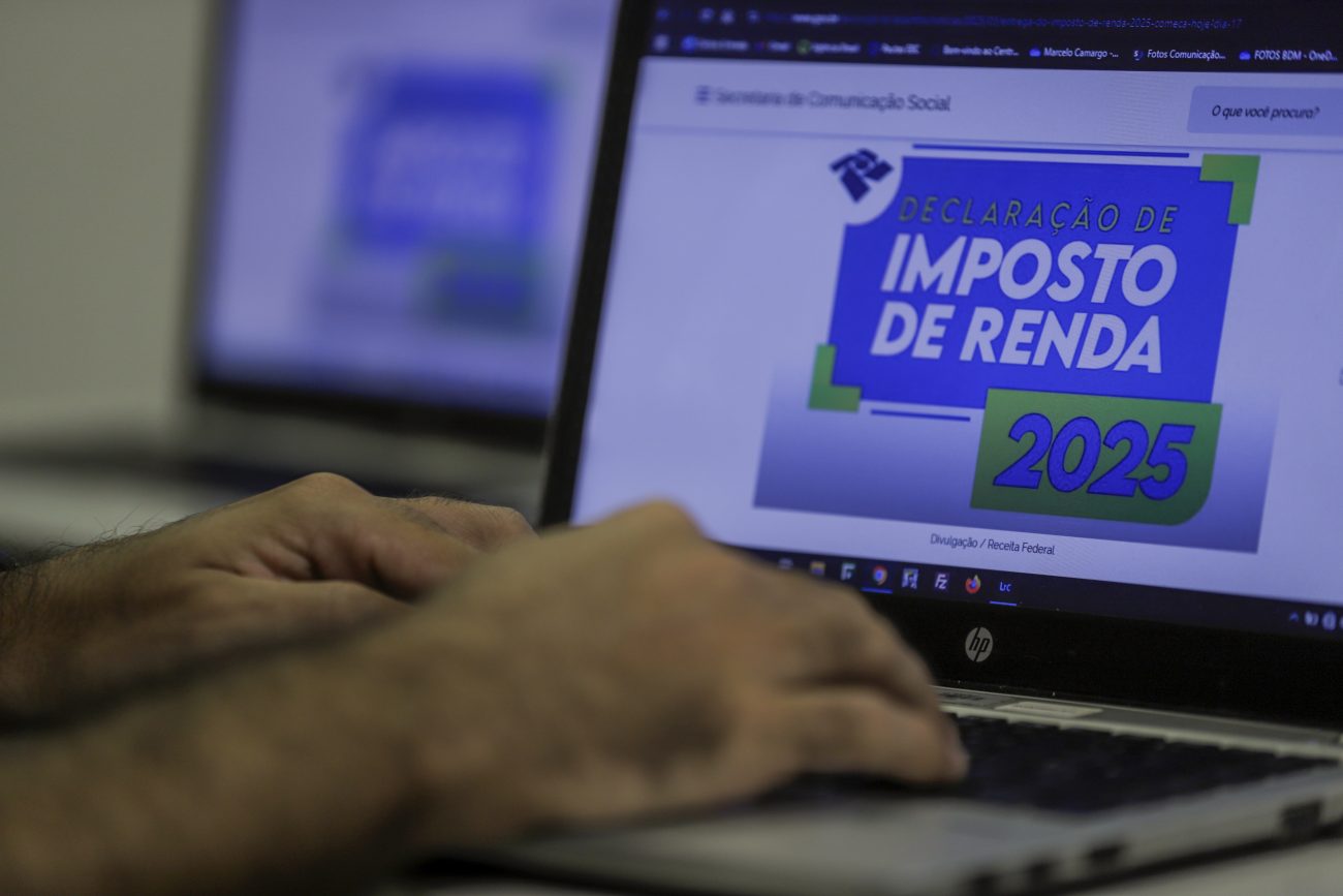 Consulta ao primeiro lote de restituição do Imposto de Renda será liberada nesta sexta-feira (23) Consulta ao primeiro lote de restituição do Imposto de Renda será liberada nesta sexta-feira (23). Na imagem, um computador aberto no site de declaração do IR