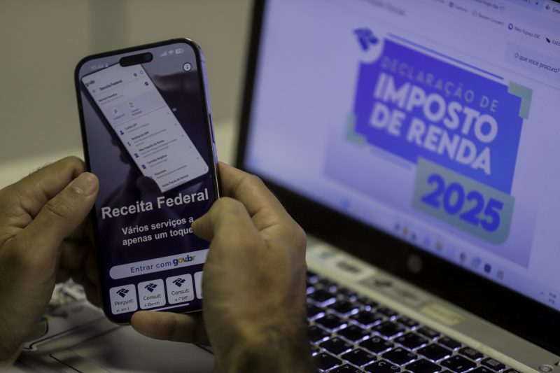 Imposto de Renda Contribuinte fazendo declaração para fazer parte do primeiro lote de restituição do Imposto de Renda