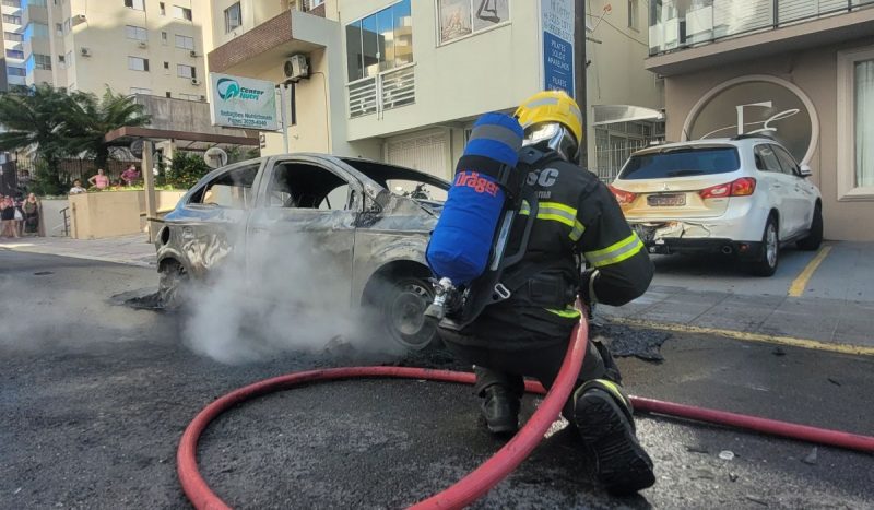 Incêndio destrói carro no Centro de Florianópolis. Na imagem, agente dos bombeiros extinguindo o fogo 