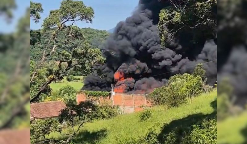 Incêndio atinge galpão de reciclagem na Grande Florianópolis