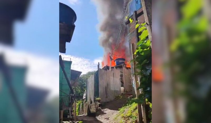 Populares tentam salvar casa de incêndio em Florianópolis. Na imagem, o foco das chamas.