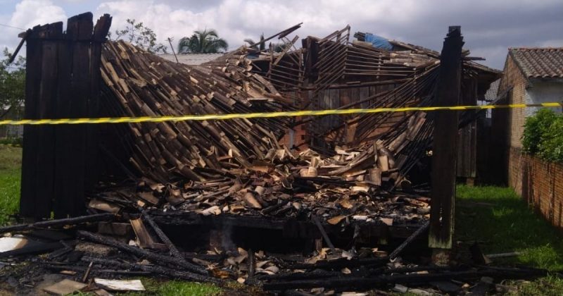 Casa destruída após incêndio criminoso