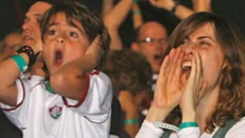 Fernanda e o filho assistindo ao Fluminense 