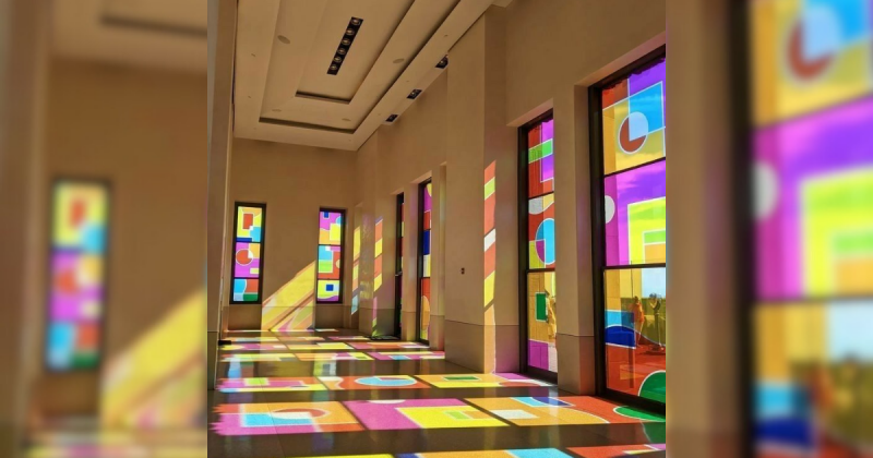 Imagem ilustrativa de uma sala com janelas de vidros decoradas, para exemplificar a sugestão dada