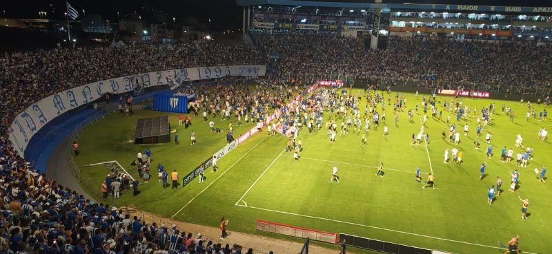 Torcida do Avaí invade o gramado para comemorar o título