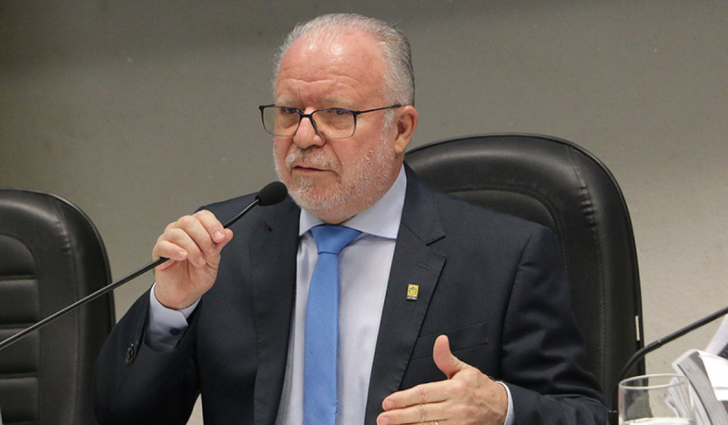 Reitor Irineu Manoel de Souza com microfone durante coletiva