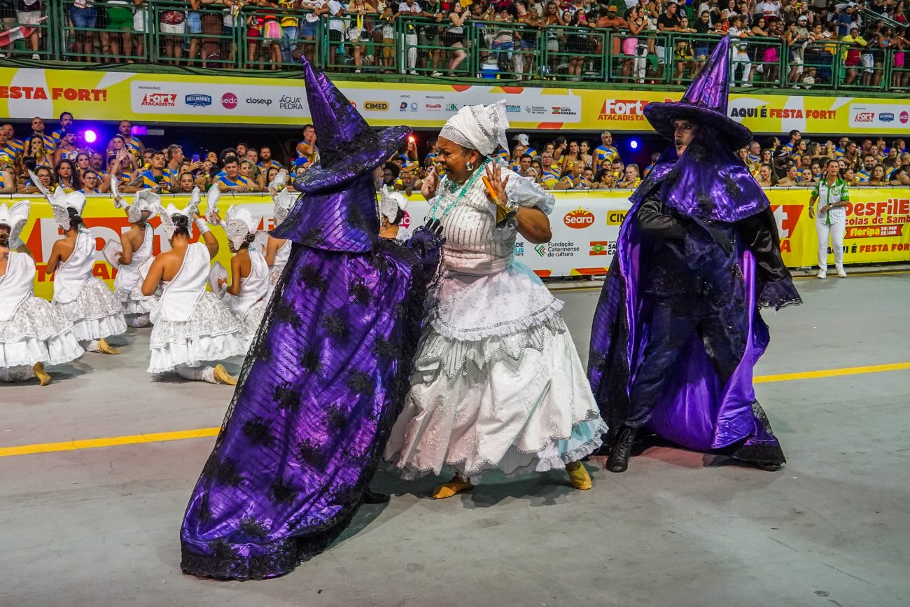 Comissão de frente no Carnaval 2025 durante o desfile do Jardim das Palmeiras na Negro Quirido - Mafalda Press/ND