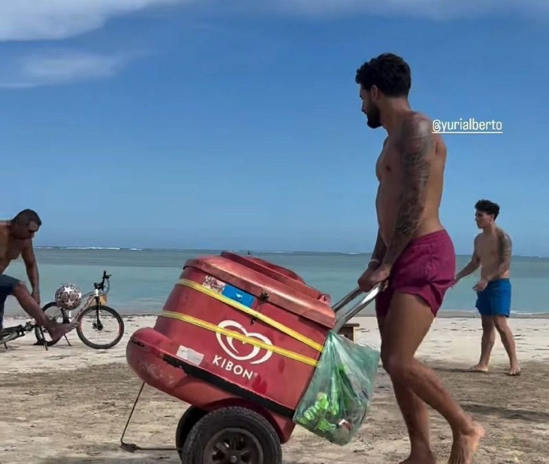 Yuri Alberto empurrando carrinho de picolé por praia de Alagoas