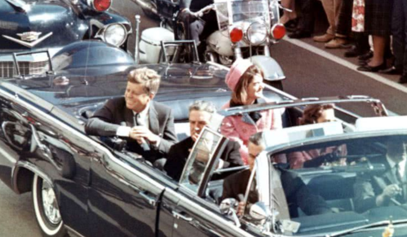 John Kennedy dentro de carro aberto em desfile antes de ser assassinado