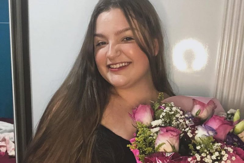 Jovem que morreu na BR-280, em Corupá, na foto ela sorri e segura um buquê de flores