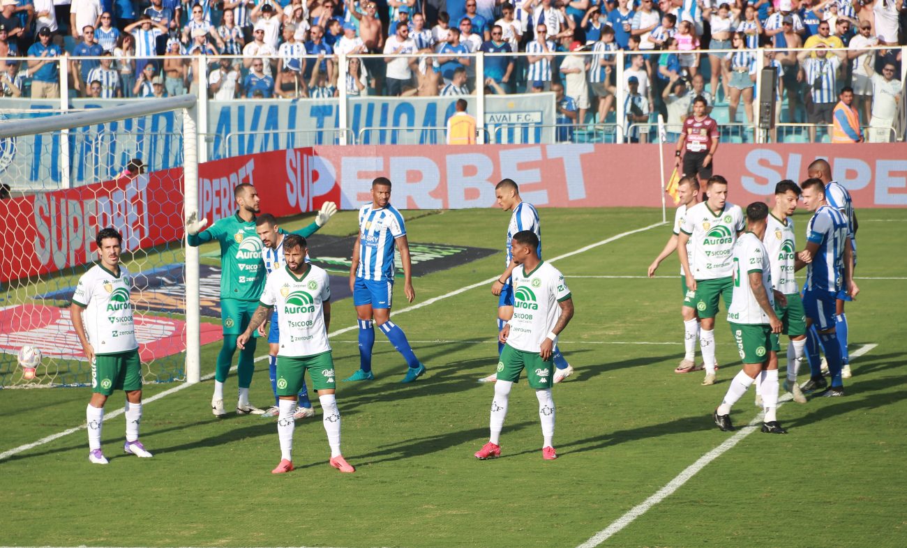 Lance do segundo jogo da final do Campeonato Catarinense 2025 entre Avaí e Chapecoense