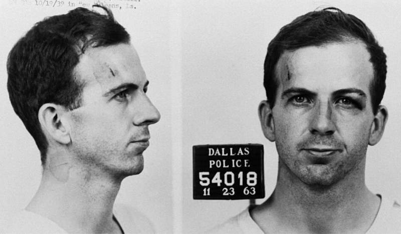 Lee Harvey Oswald em fotos tiradas ao ser preso