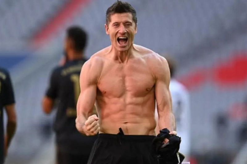 Lewandowski comemorando vitória sem camisa e mostrando músculos, apesar de dieta sem leite e seus derivados