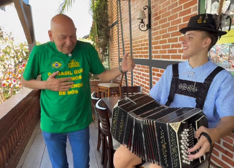 Empresário se divertindo na cidade