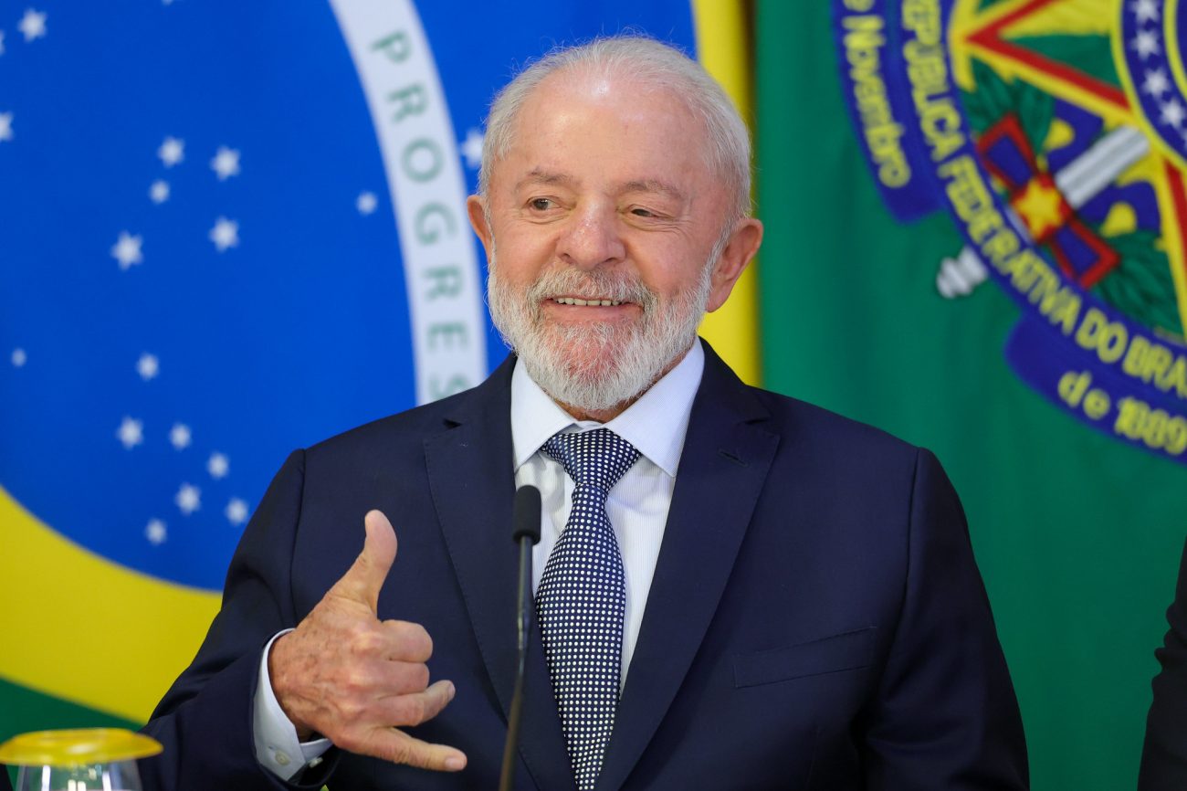 Lula faz acrobacia durante exposição
