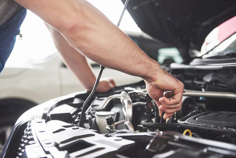 na foto aparece um motor sendo consertado por causa de uma luz de temperatura do carro