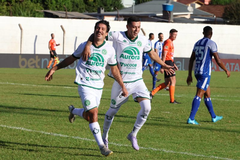 Marcinho (E) comemora com Dentinho o segundo gol da Chape – Foto: João Heemann/ACF/ND