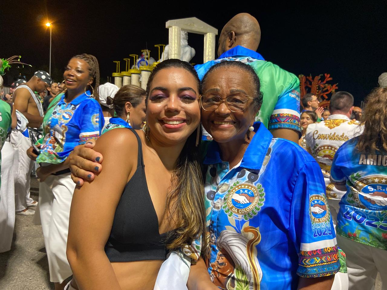 Maria de Lurdes e a filha se emocionaram ao fim do desfile - Beatriz Rohde/ND