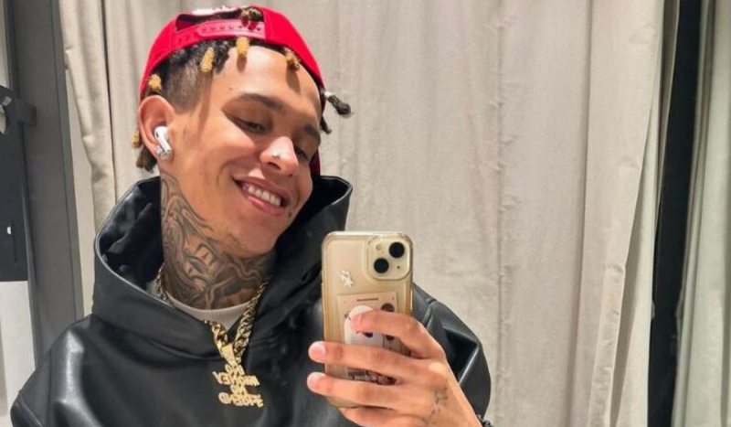 MC Corre Kid em foto tirada no espelho sorrindo