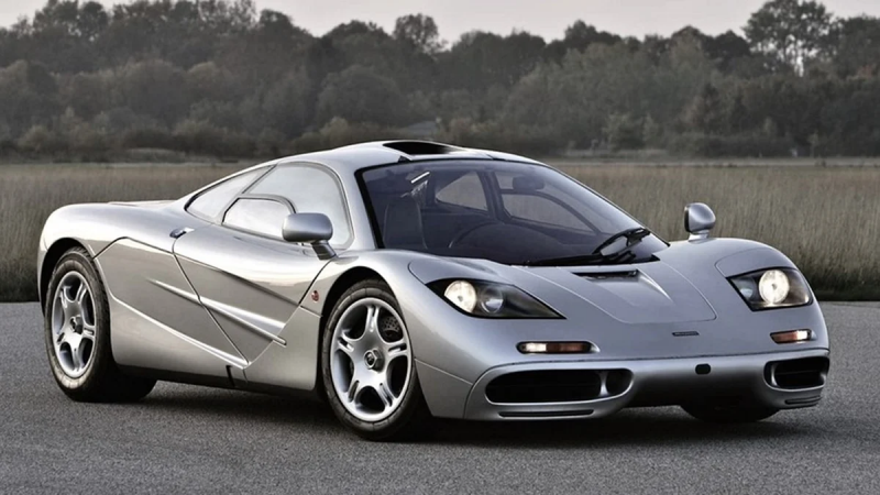 Imagem do carro esportivo McLaren F1, um superesportivo na cor cinza