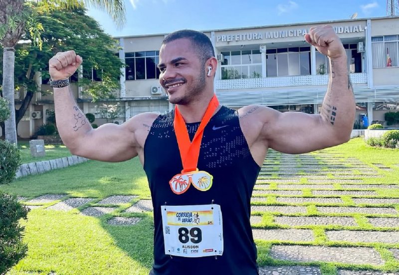 Médico especialista em emagrecimento com medalhas após corrida