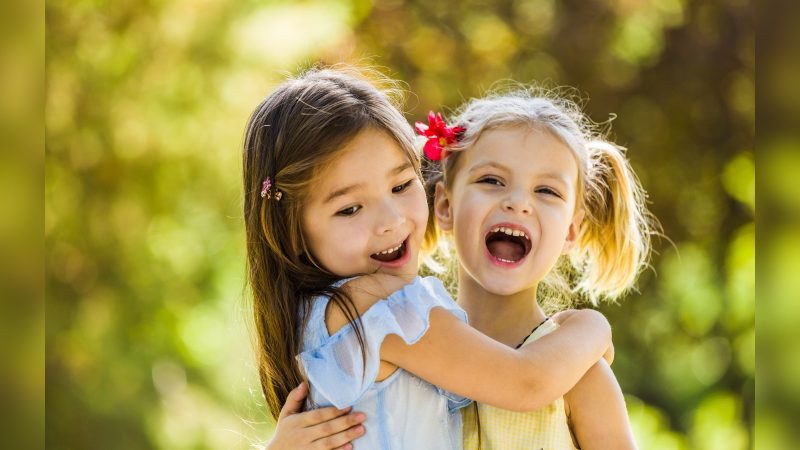 Duas crianças se abraçando