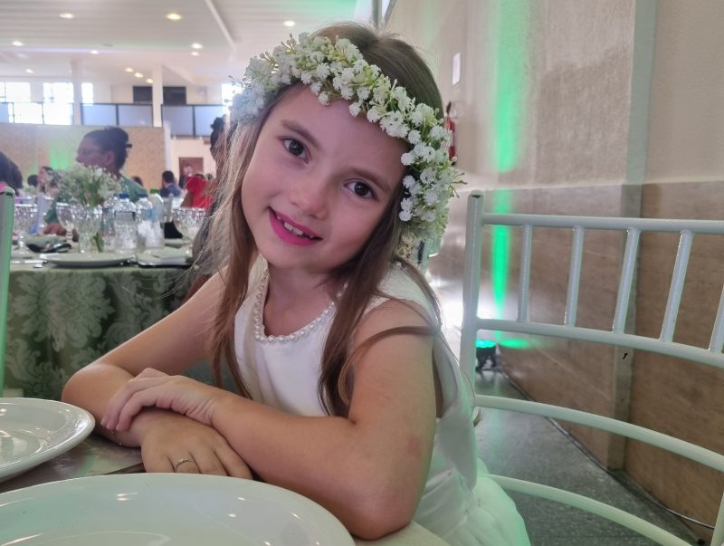 Foto da menina desaparecida com flores na cabeça 